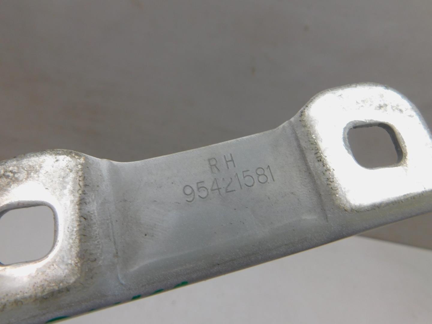 Петля капота правая