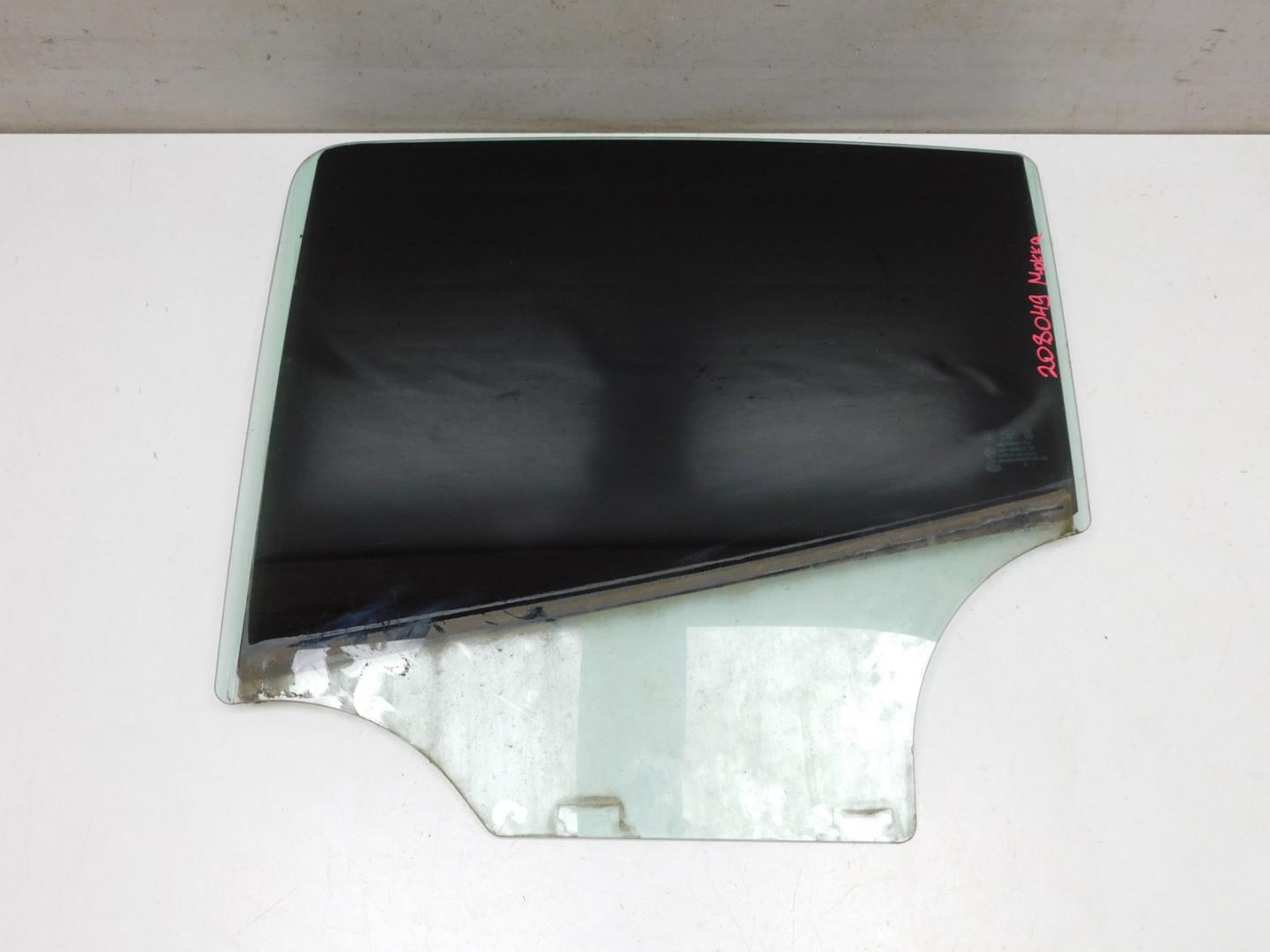 Стекло двери задней левой