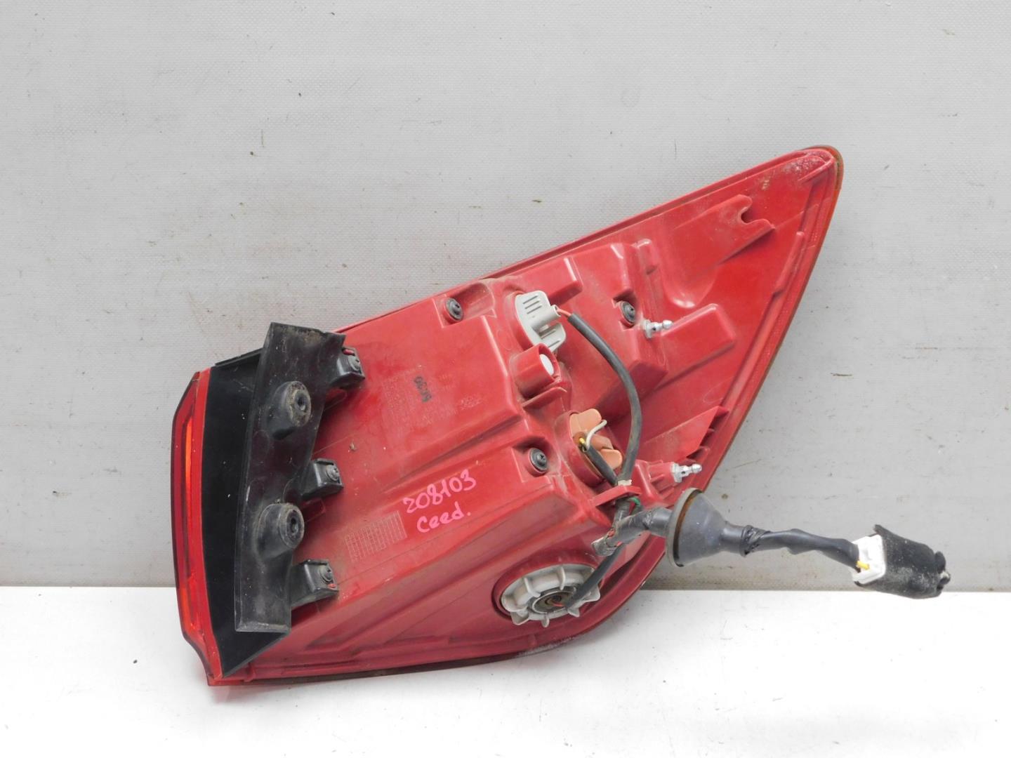 Фонарь задний наружный левый