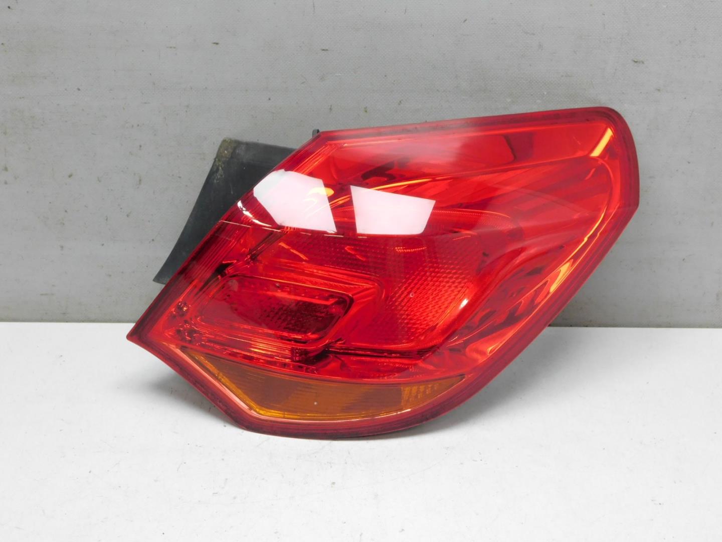 Фонарь задний наружный правый