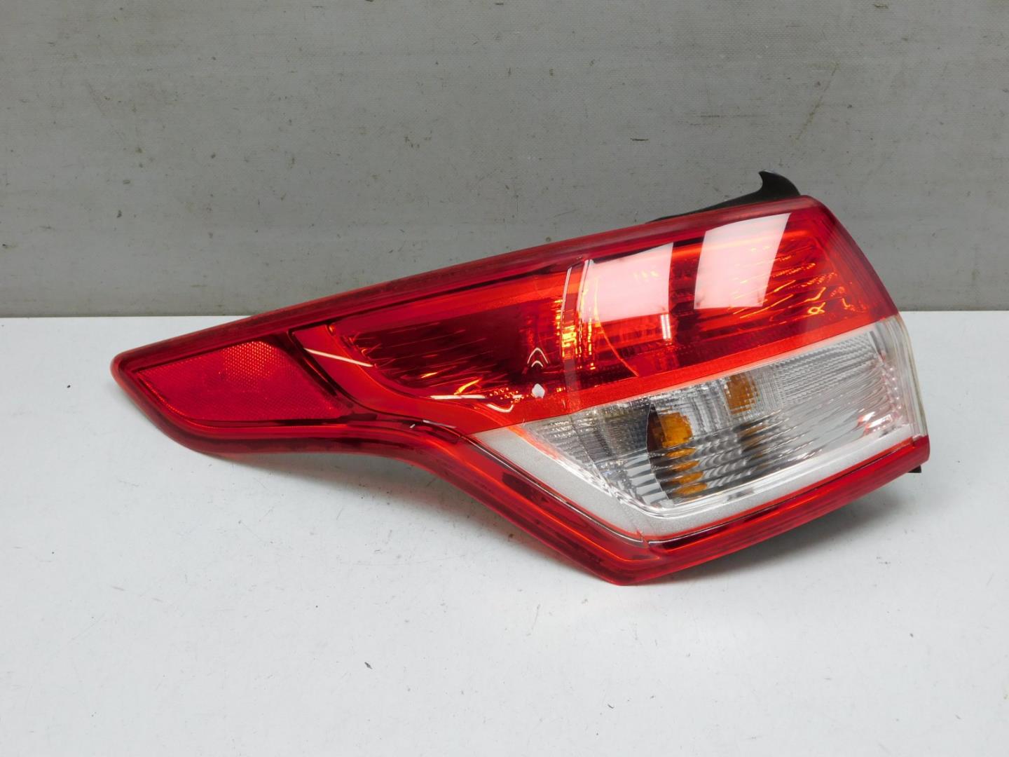 Фонарь задний наружный левый