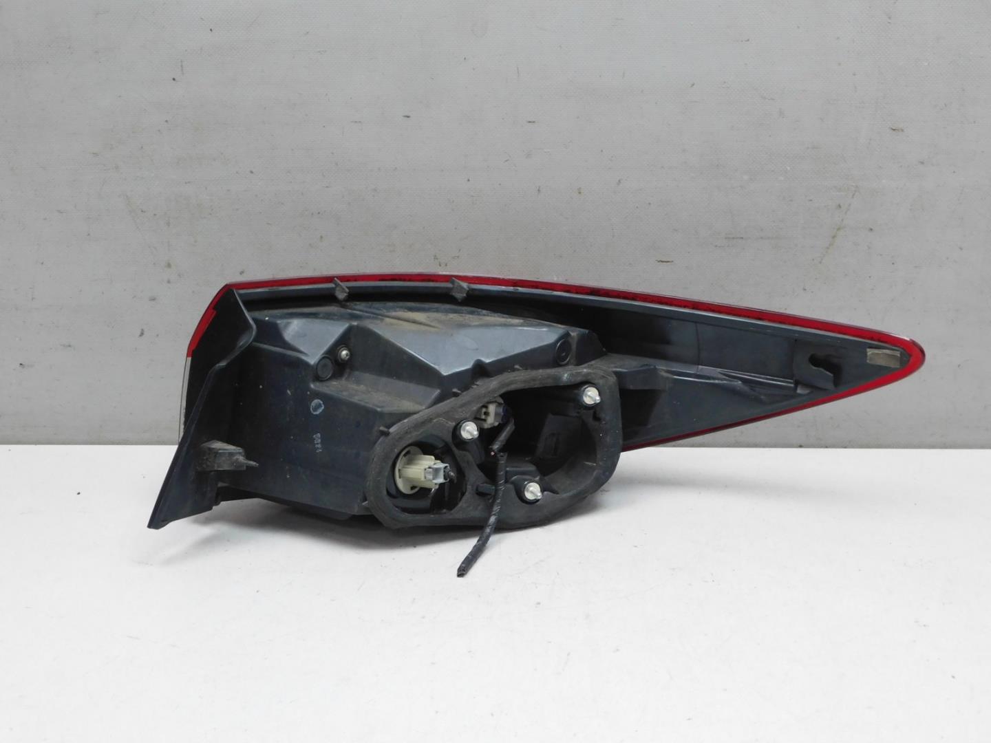 Фонарь задний наружный левый