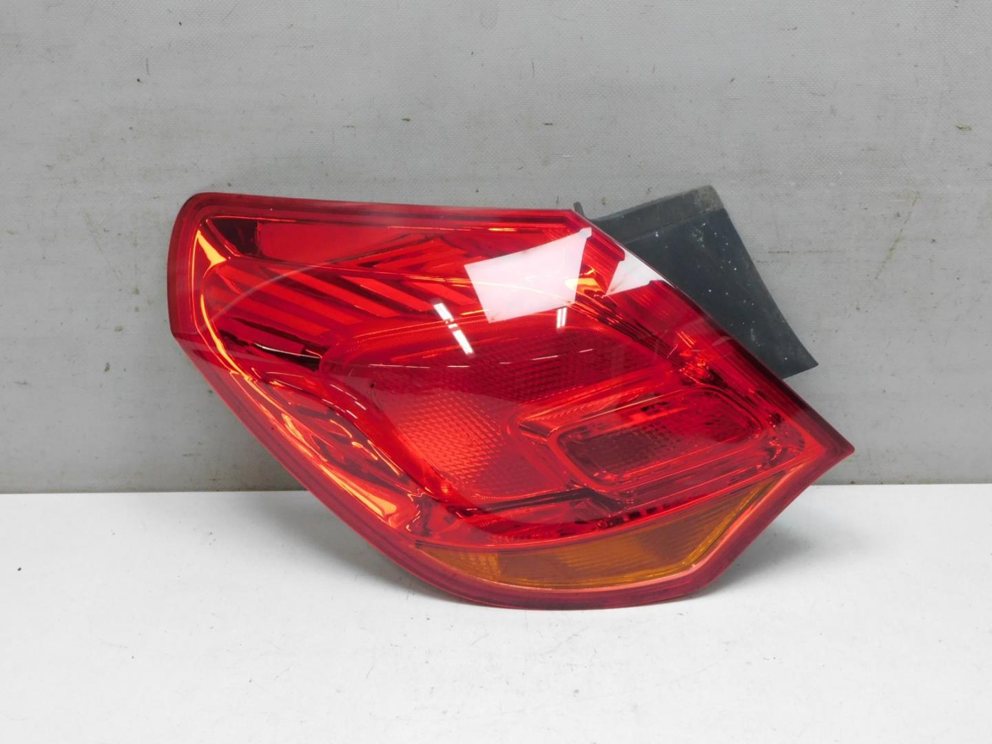 Фонарь задний наружный левый