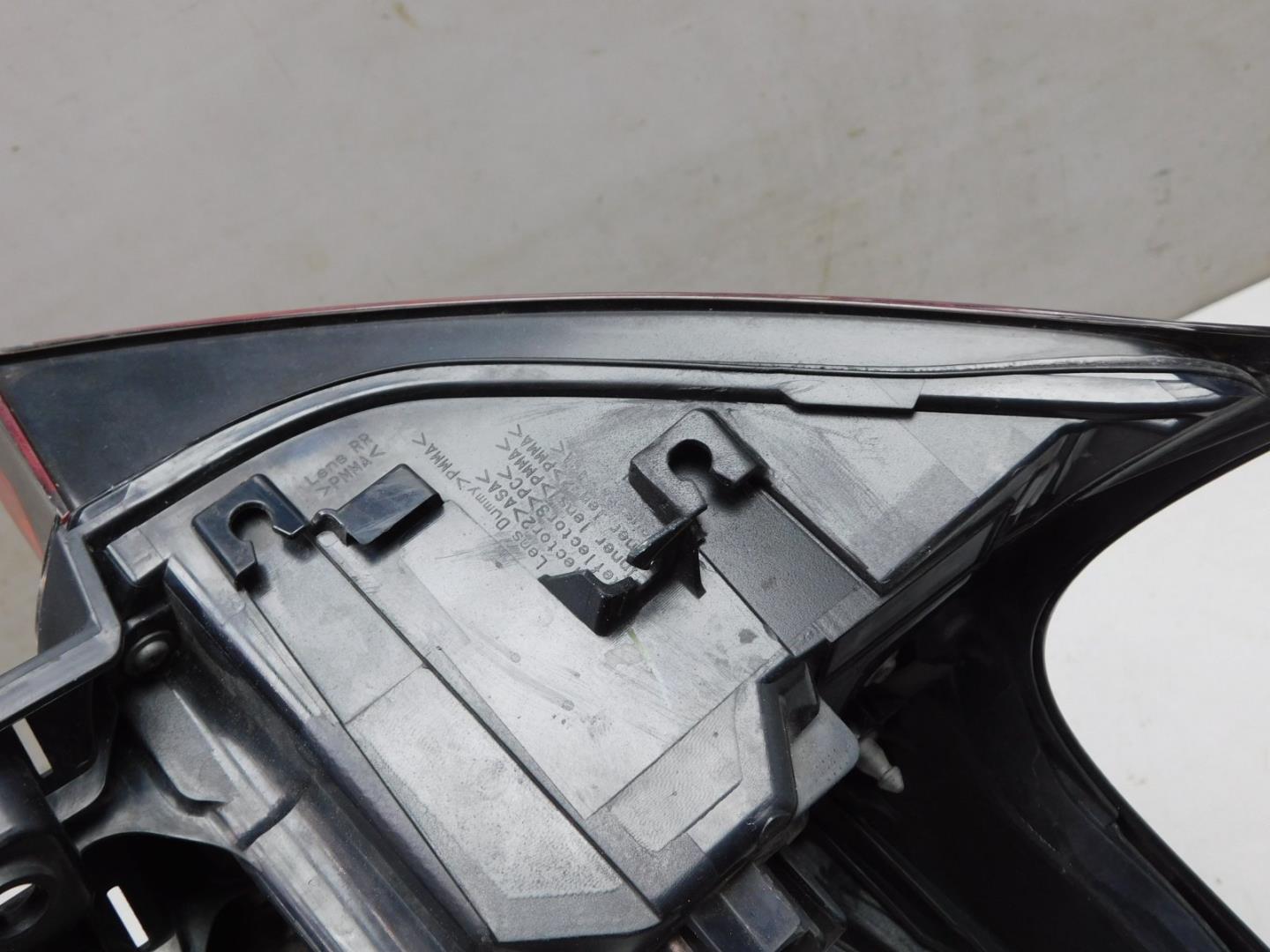 Фонарь задний наружный правый