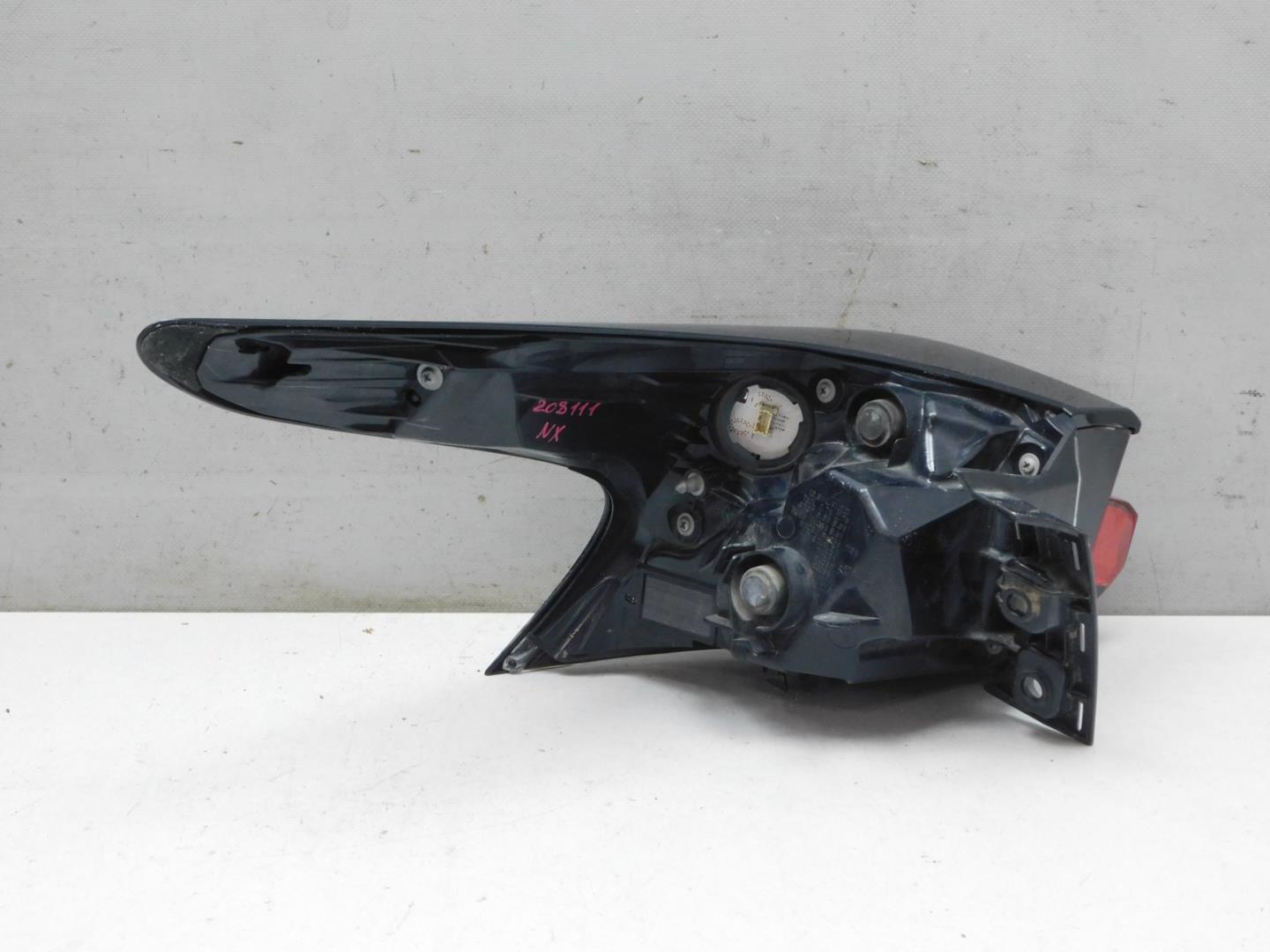 Фонарь задний наружный правый