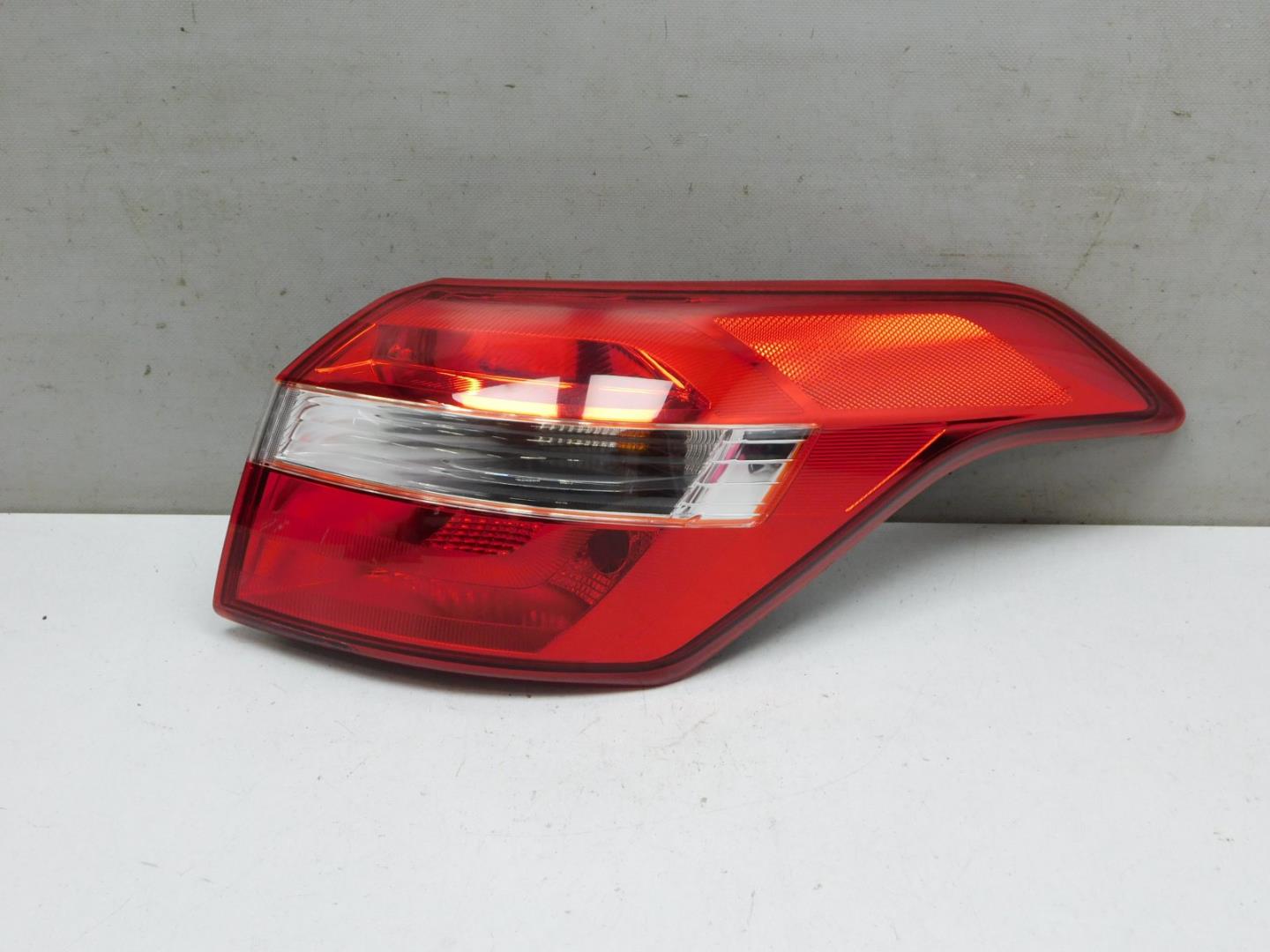 Фонарь задний наружный правый