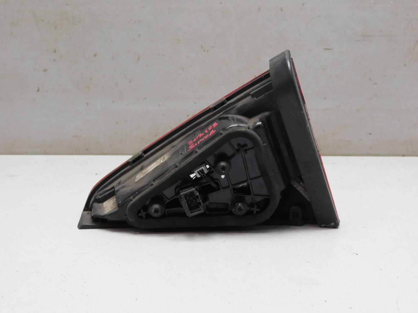 Фонарь задний внутренний левый