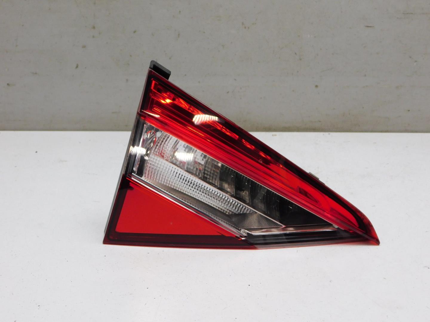 Фонарь задний внутренний левый