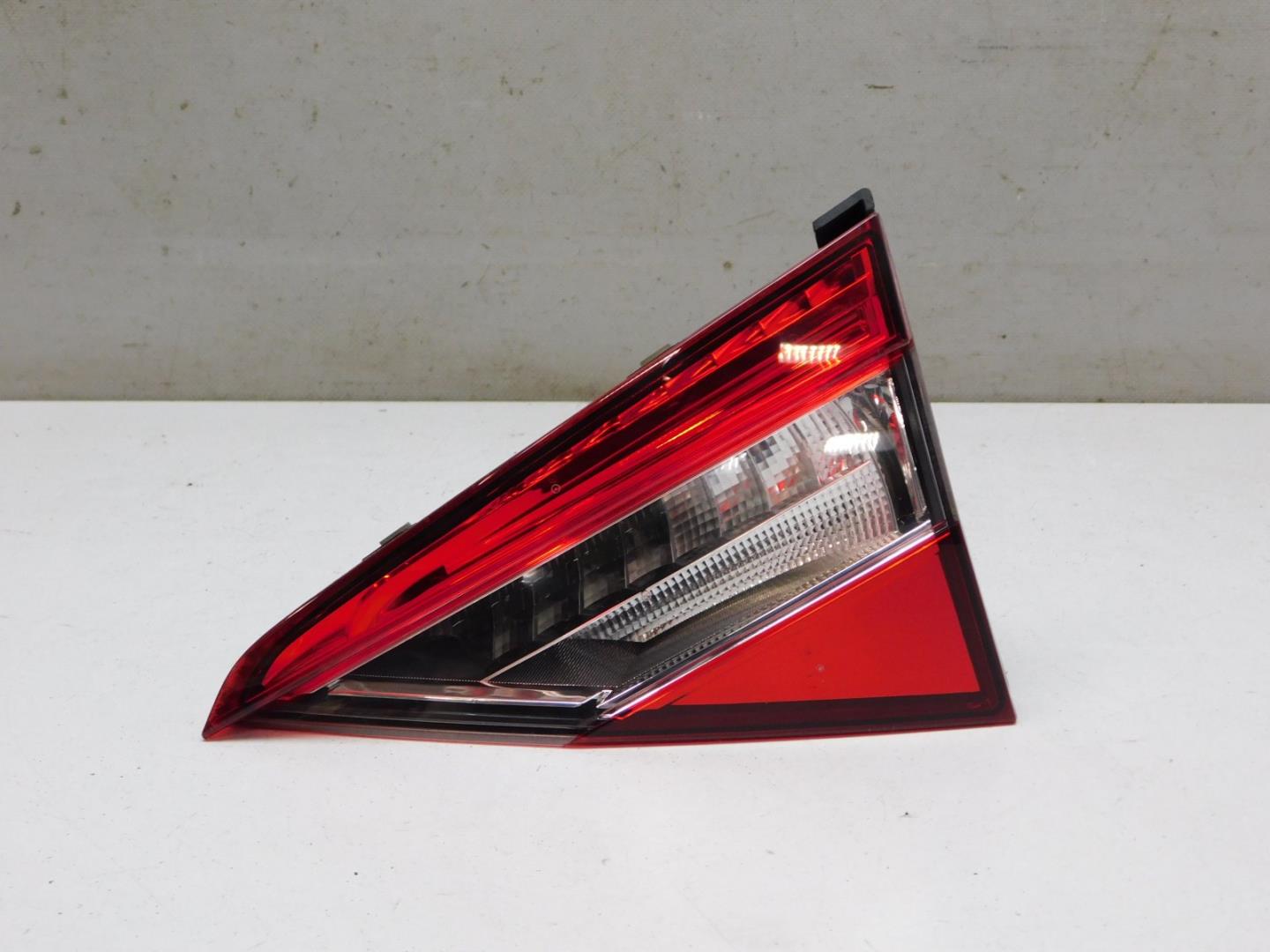 Фонарь задний внутренний правый