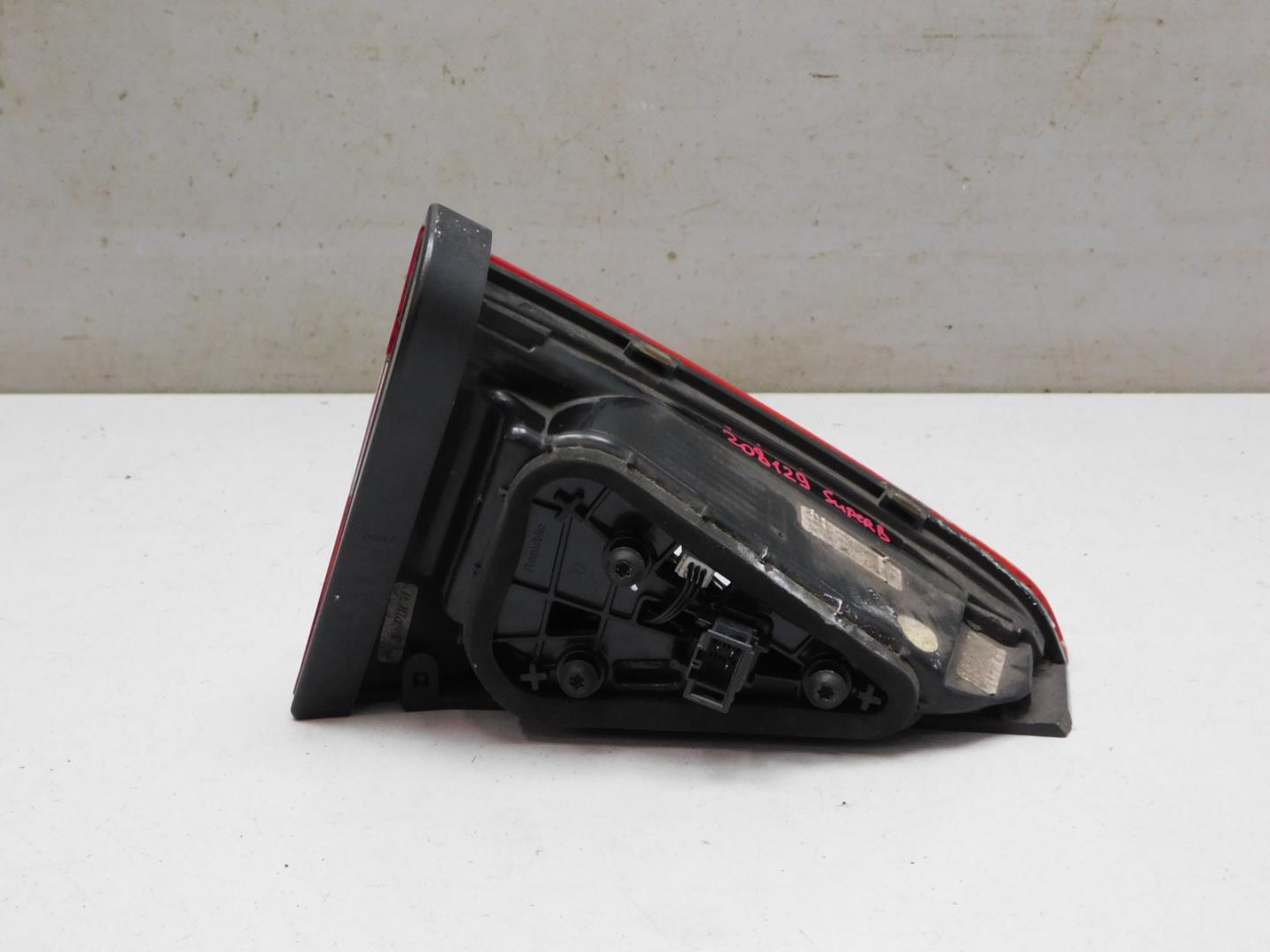 Фонарь задний внутренний правый