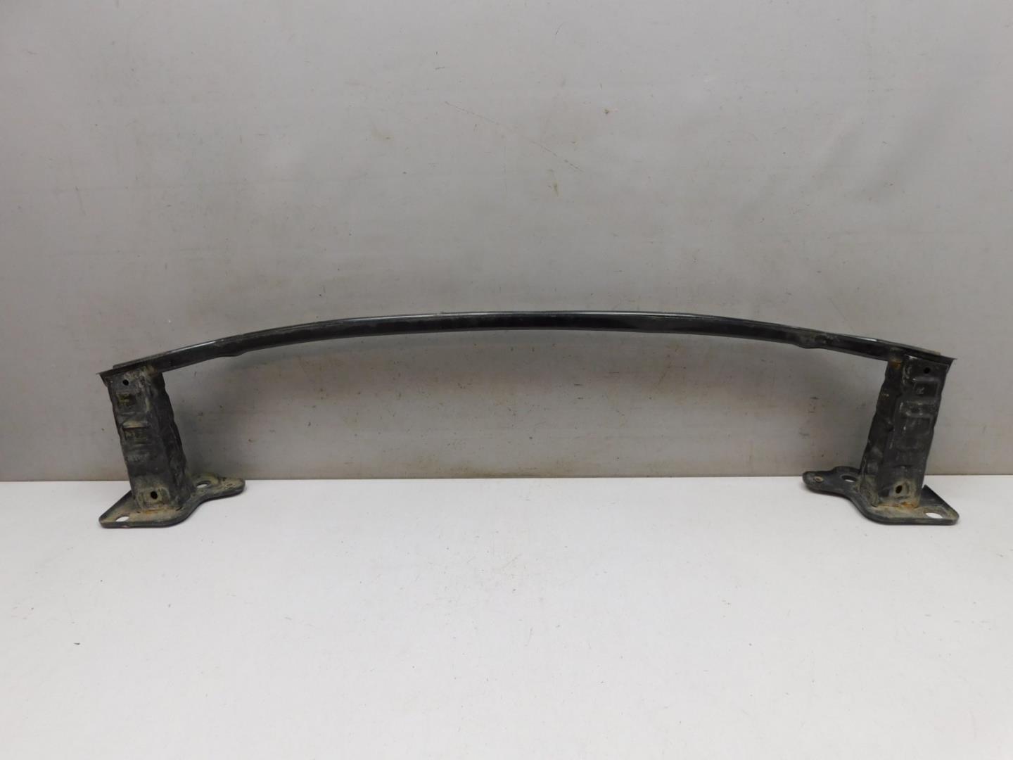 Усилитель переднего бампера