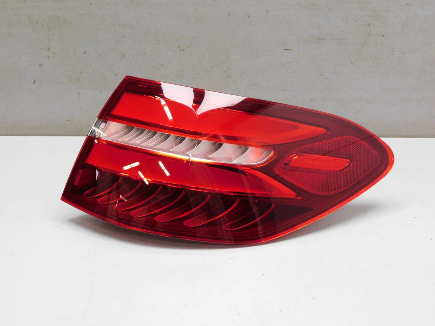 Фонарь задний наружный правый