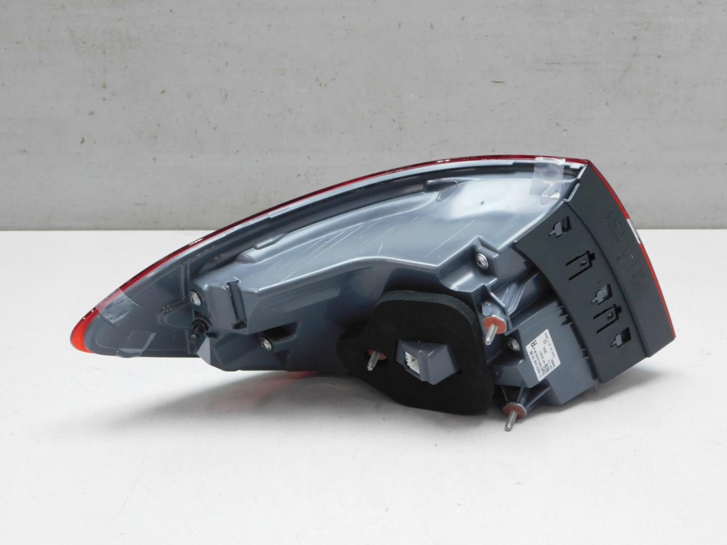 Фонарь задний наружный правый