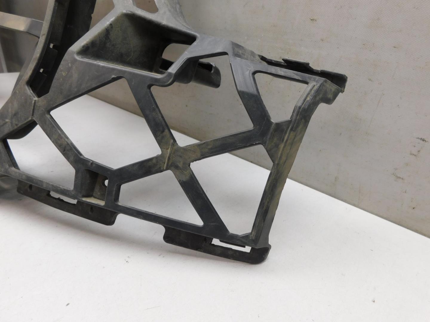 Кронштейн решетки радиатора