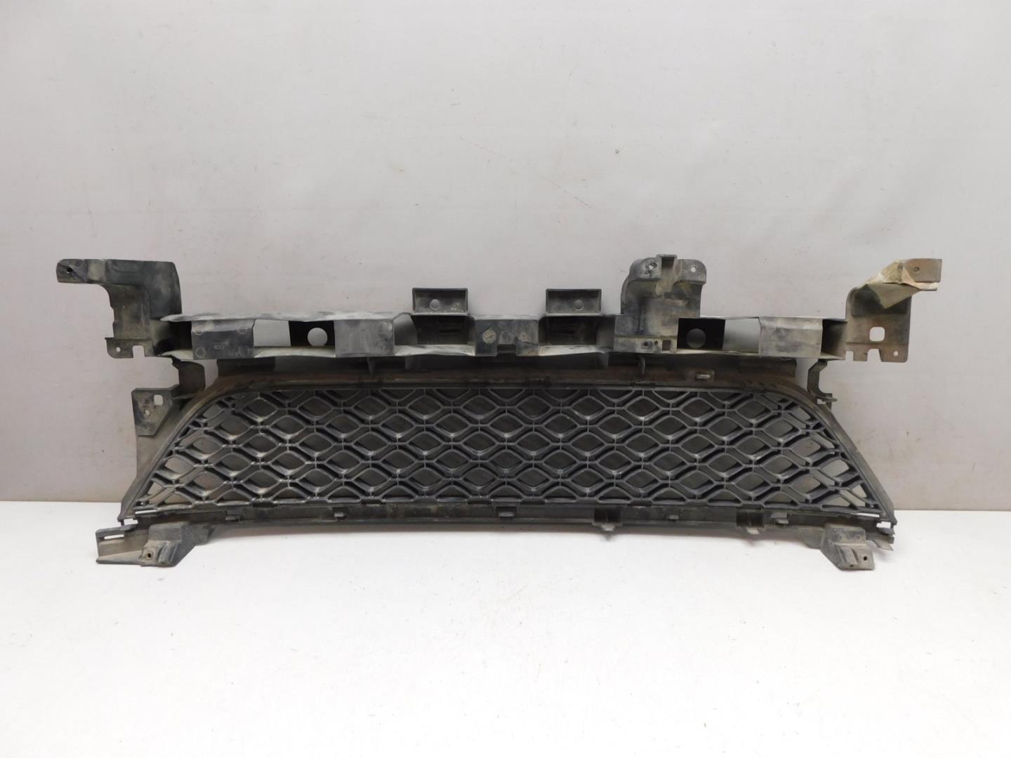 Решетка в бампер центральная