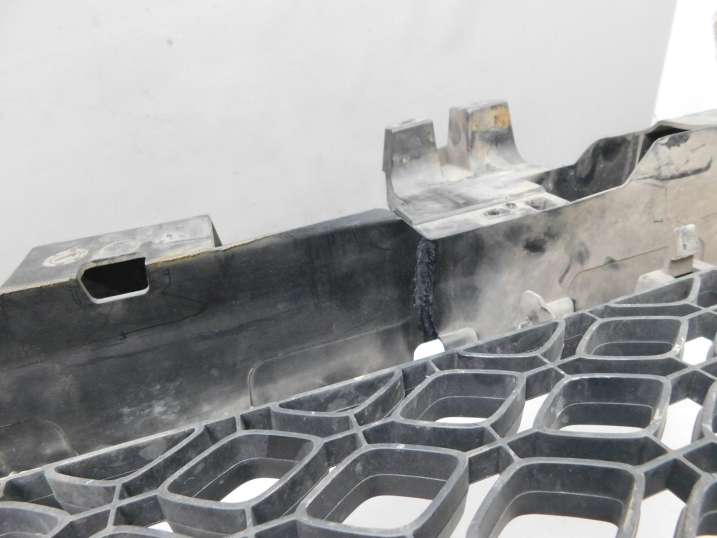 Решетка в бампер центральная