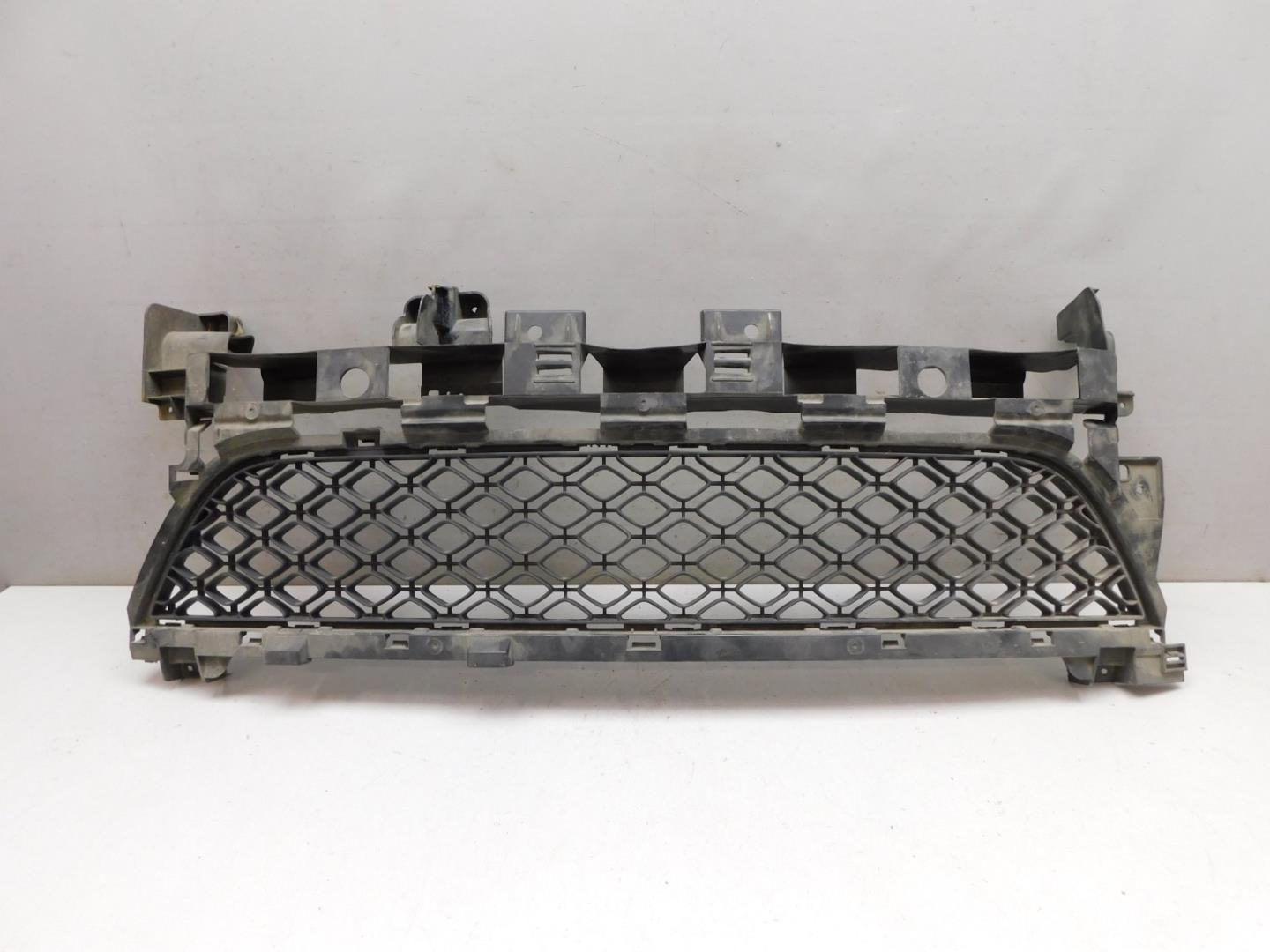 Решетка в бампер центральная