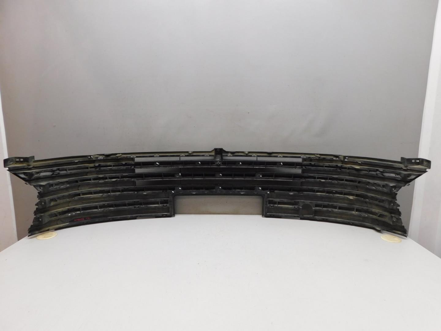 Решетка в бампер центральная