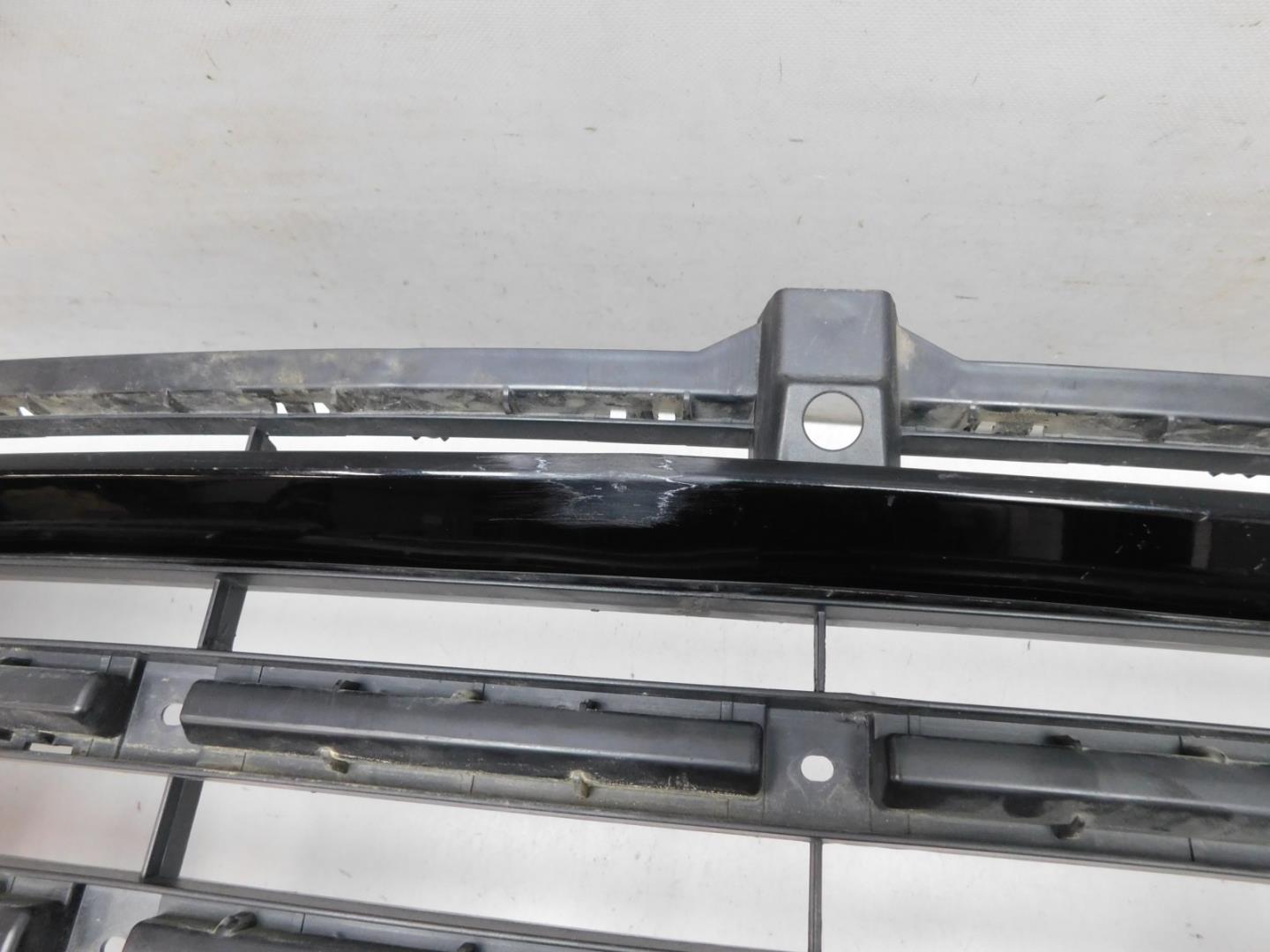 Решетка в бампер центральная