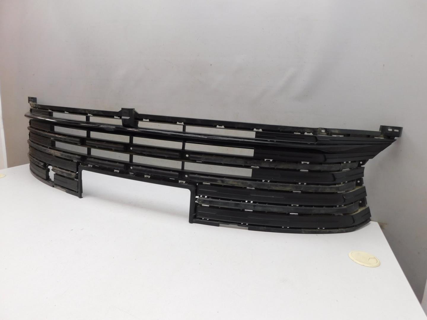 Решетка в бампер центральная