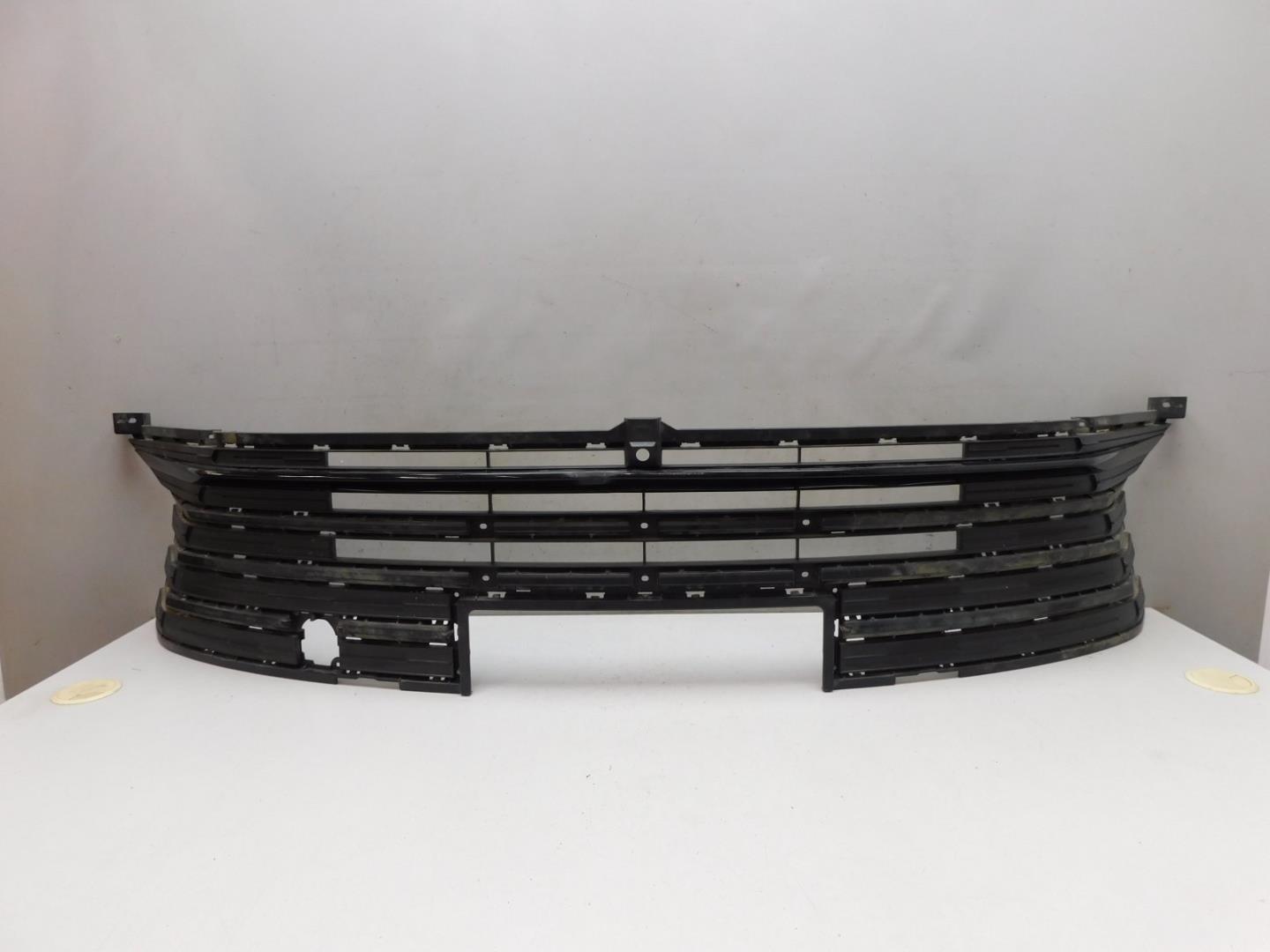 Решетка в бампер центральная