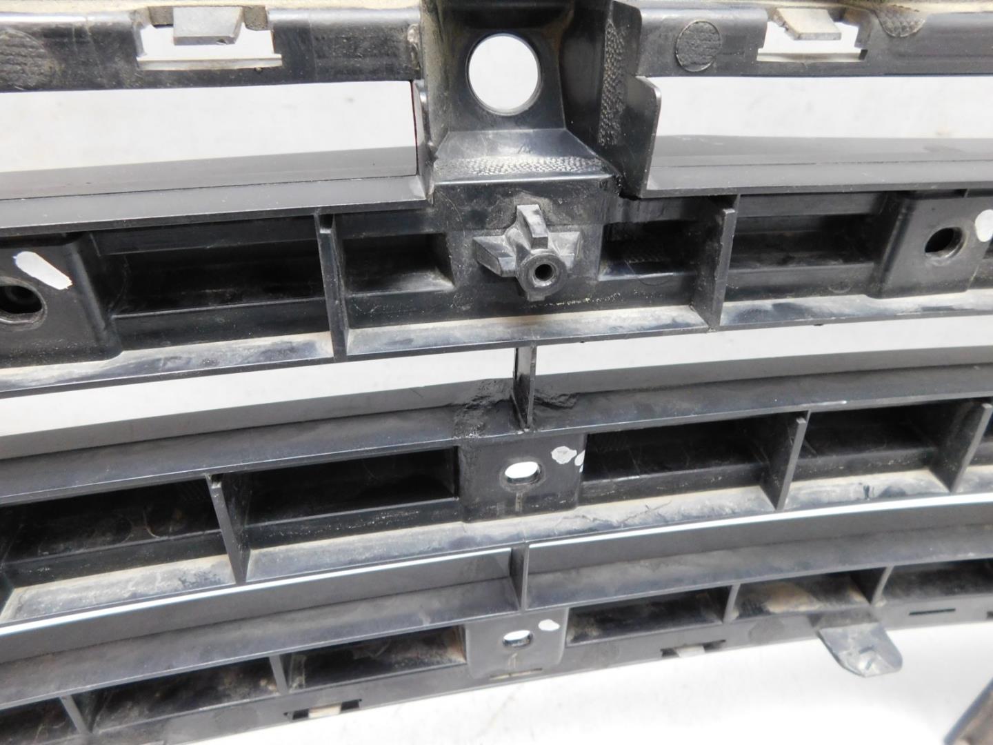 Решетка в бампер центральная