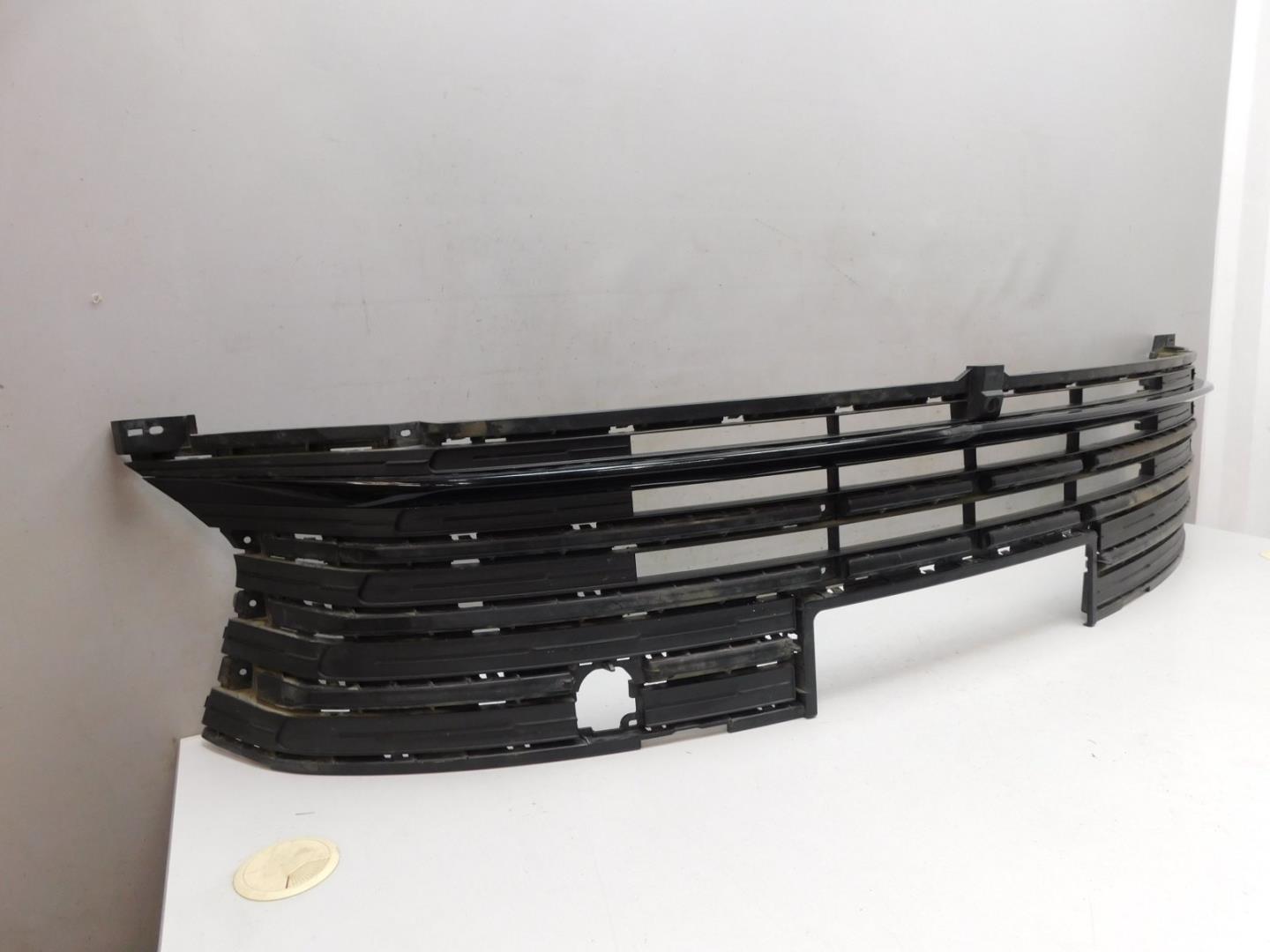 Решетка в бампер центральная