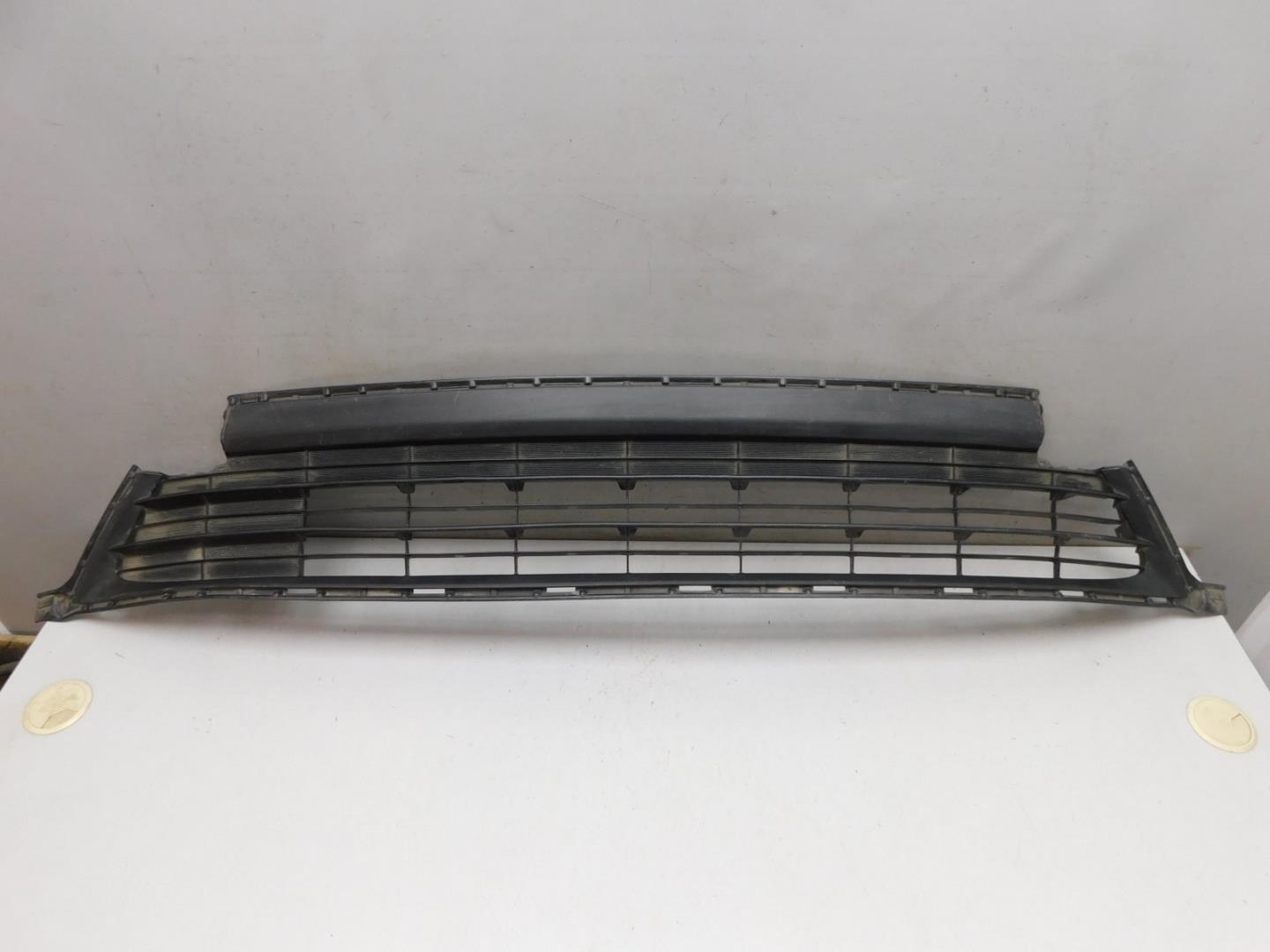 Решетка в бампер центральная