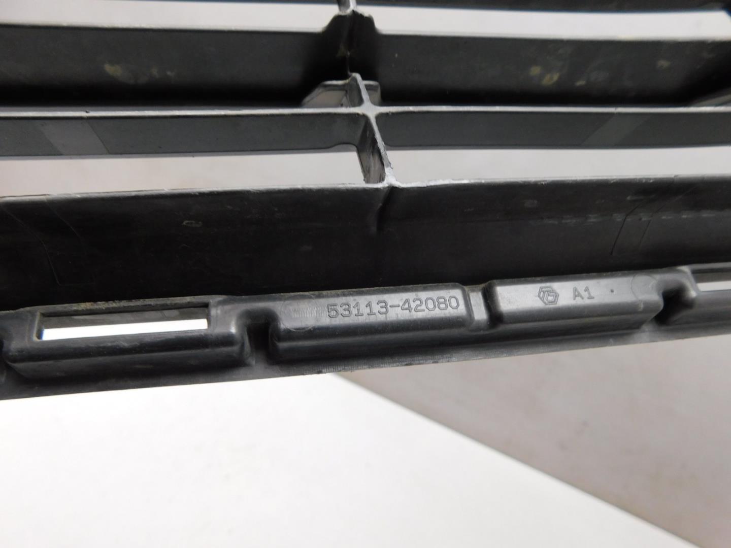 Решетка в бампер центральная