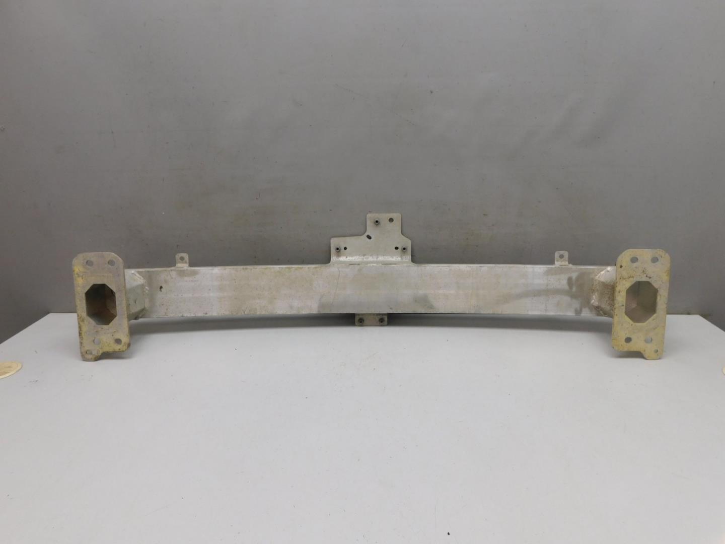 Усилитель переднего бампера