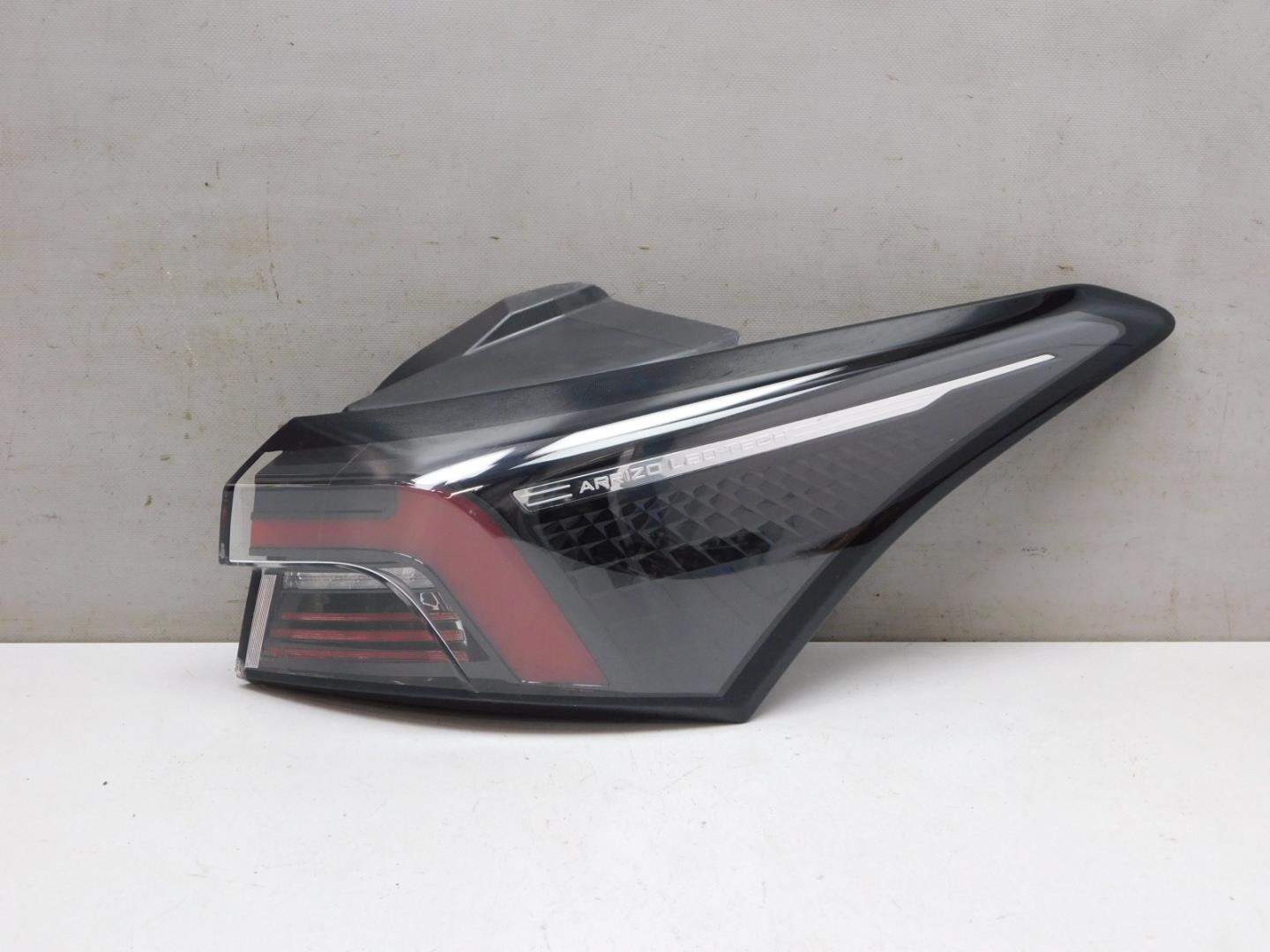 Фонарь задний наружный правый