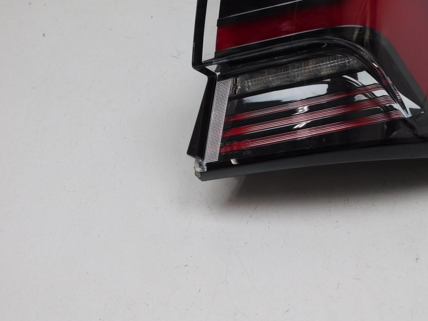 Фонарь задний наружный правый