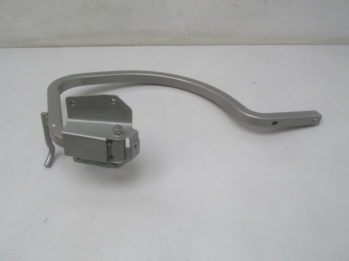 Петля крышки багажника