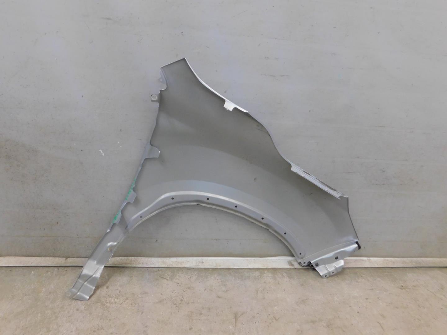 Крыло переднее левое