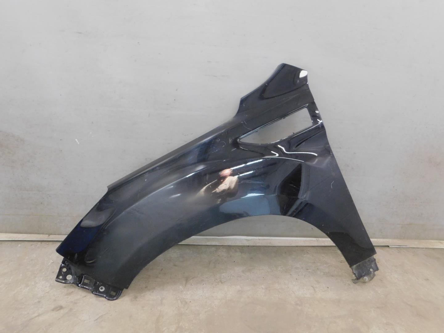 Крыло переднее левое