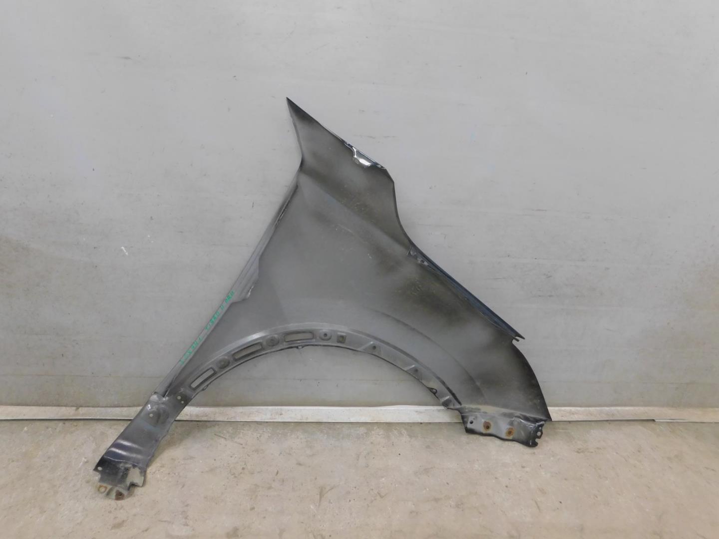 Крыло переднее левое