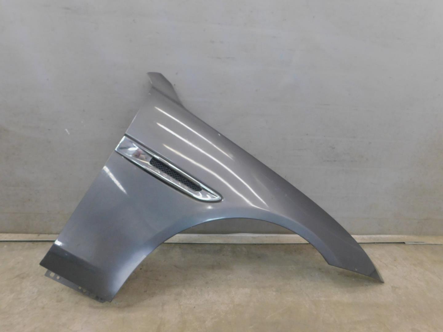 Крыло переднее правое