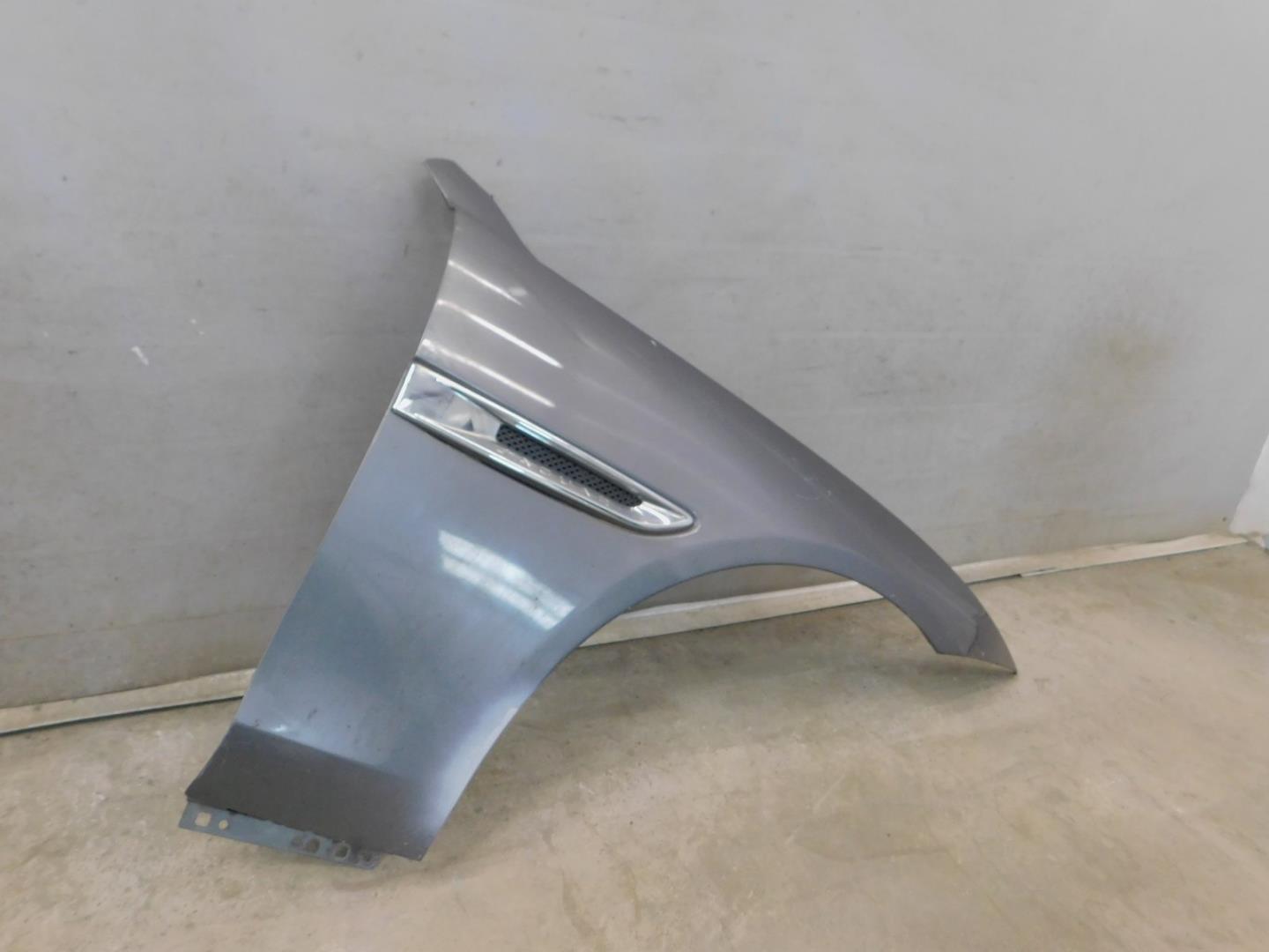 Крыло переднее правое