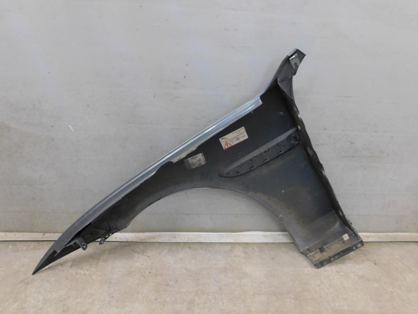 Крыло переднее правое