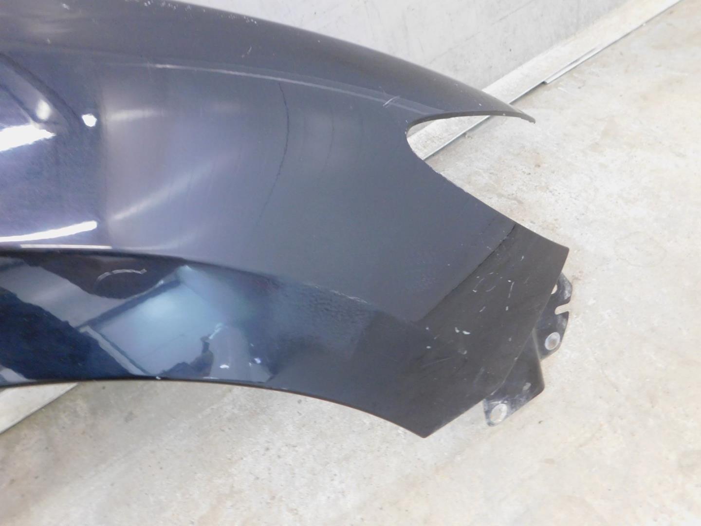 Крыло переднее правое