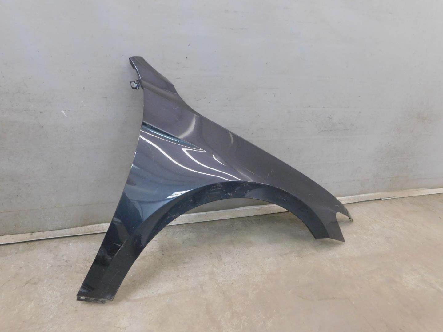 Крыло переднее правое