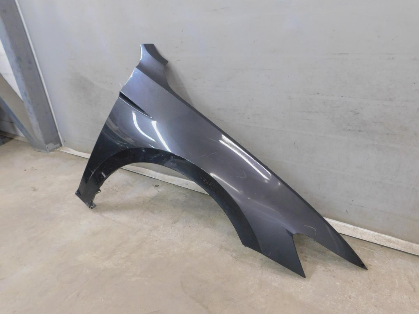 Крыло переднее правое