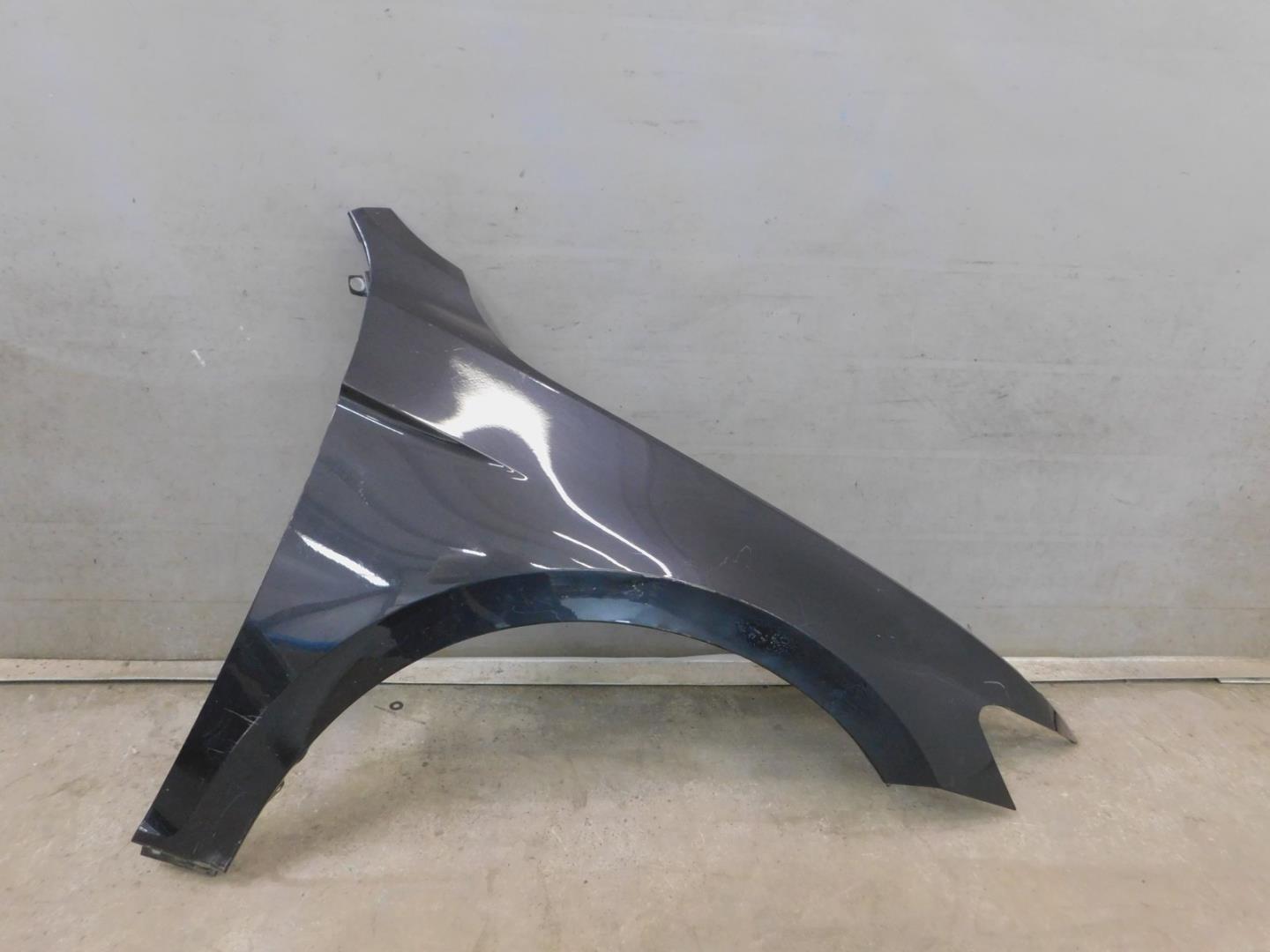 Крыло переднее правое