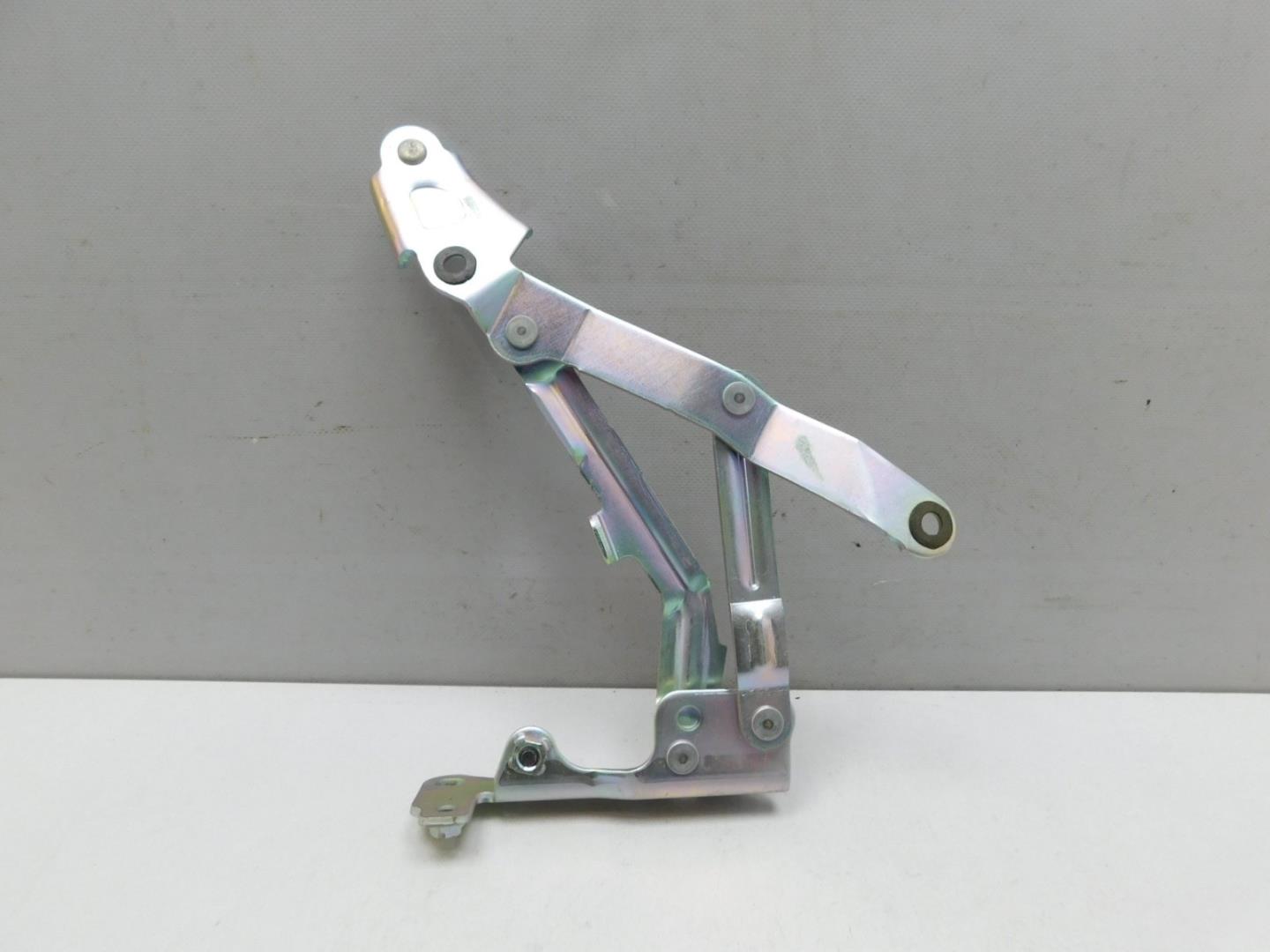 Петля крышки багажника