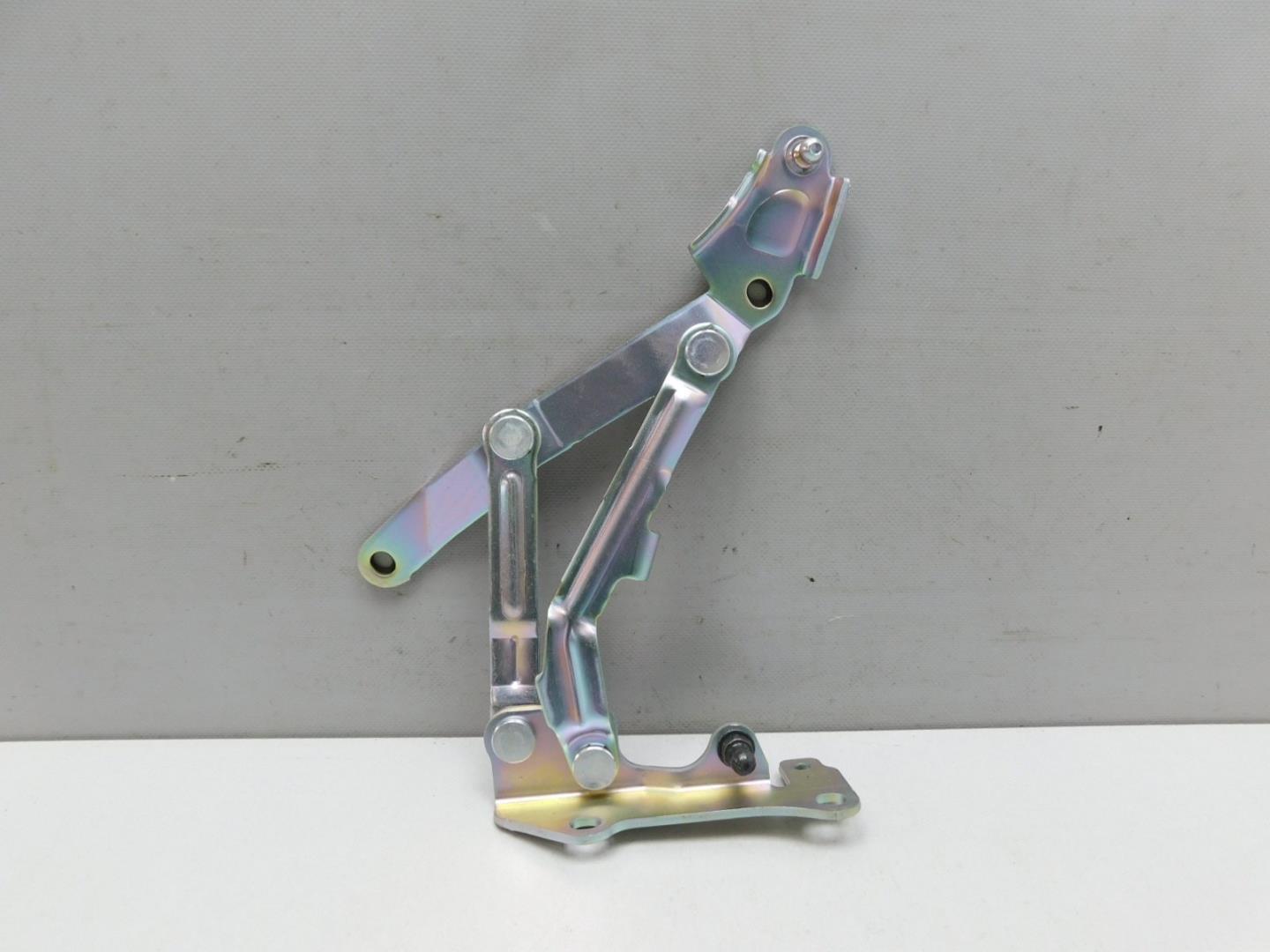 Петля крышки багажника