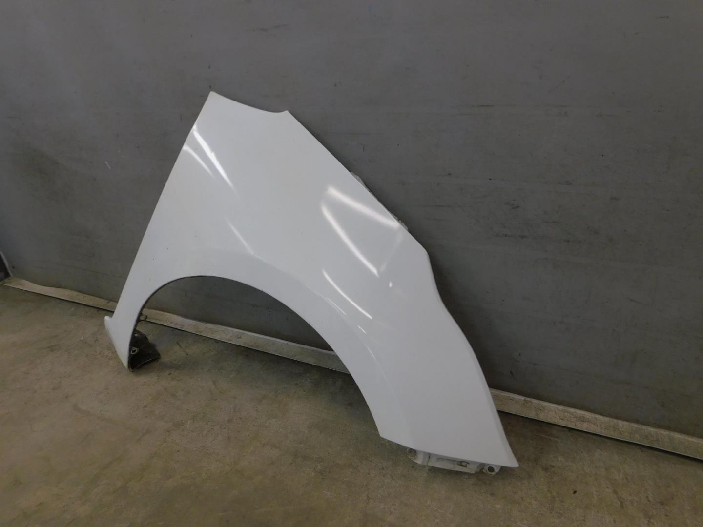 Крыло переднее правое