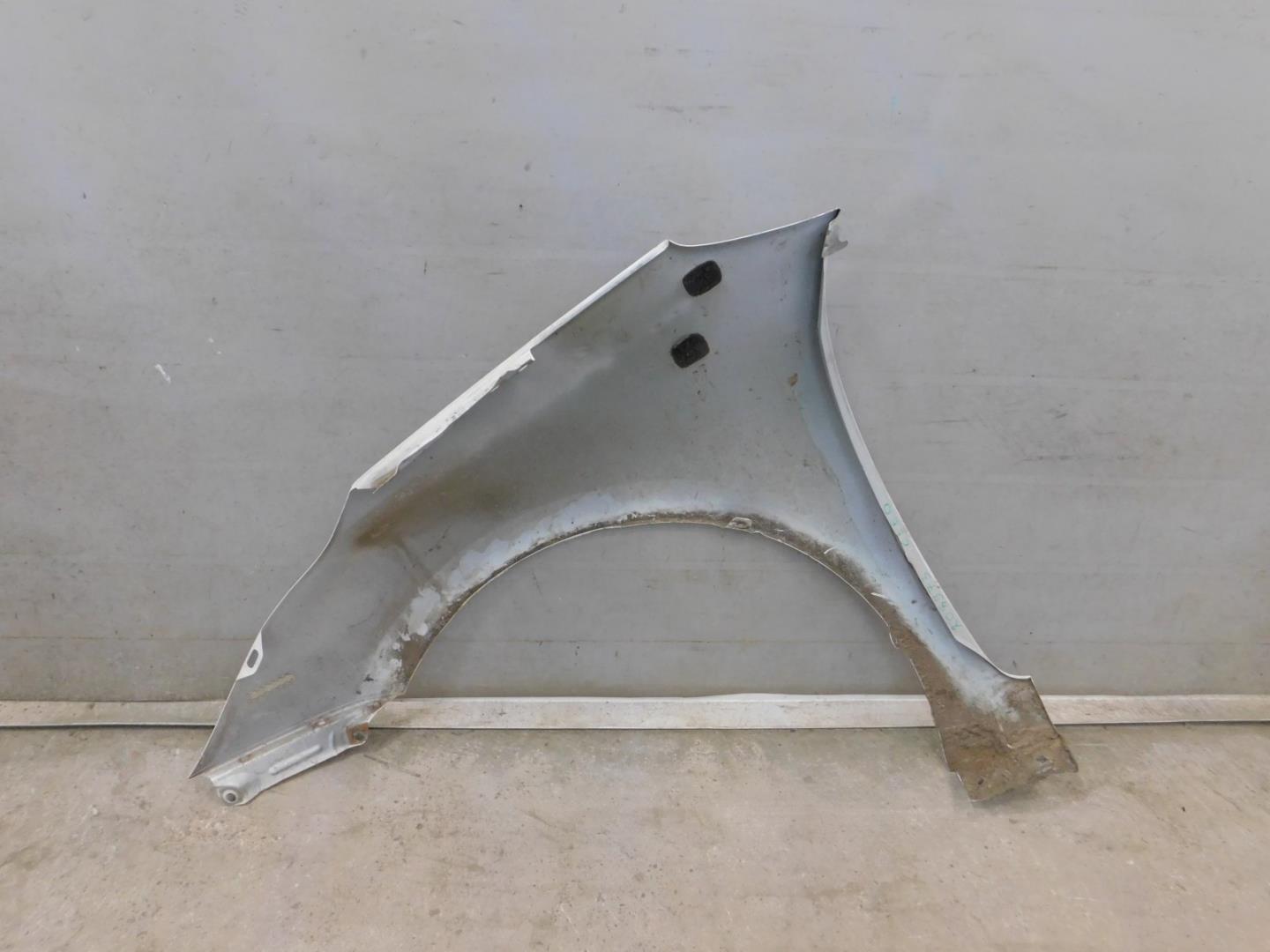 Крыло переднее правое