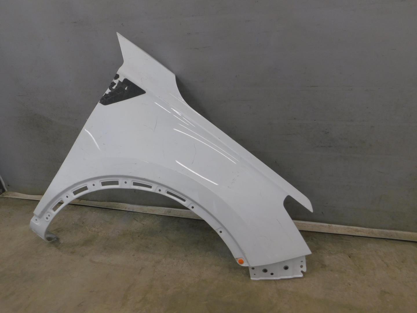 Крыло переднее правое