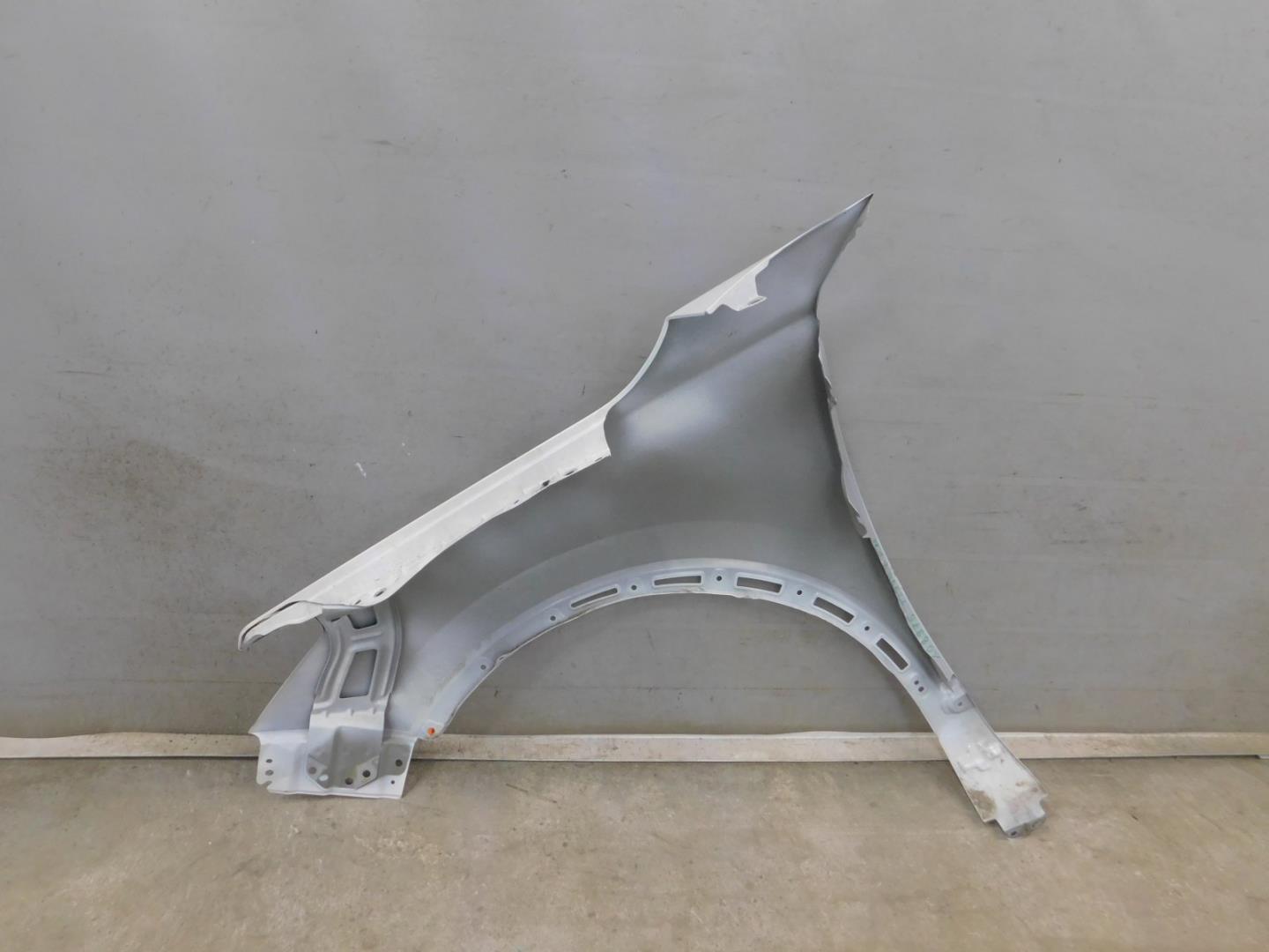 Крыло переднее правое