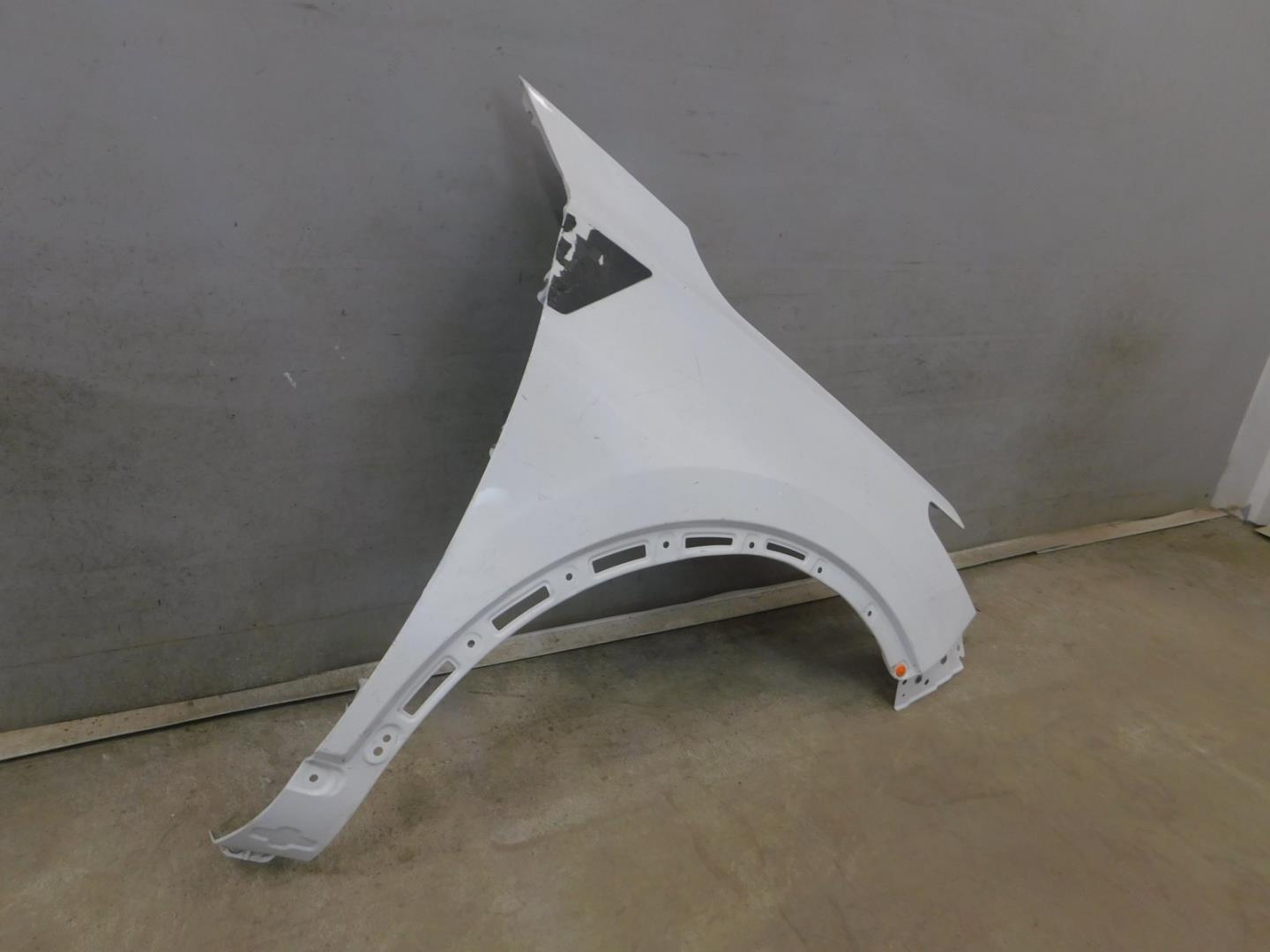 Крыло переднее правое